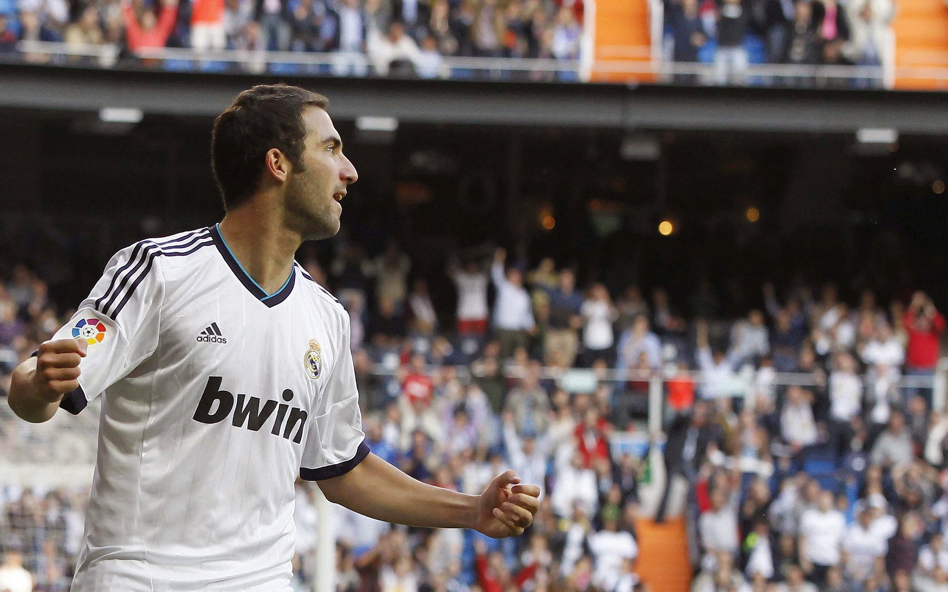 字母哥用“很不字母”的后仰跳投绝杀,嚣张庆祝回应步行者球迷