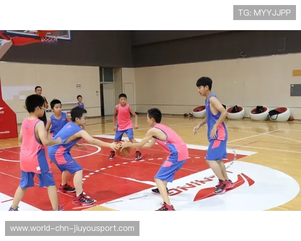 青少年篮球与足球联合训练，推动多项目融合发展，青少年篮球队训练视频